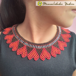 Toque especial: Modelo luciendo el Collar Corto CC024.