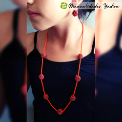 Look encantador: Modelo luciendo el Collar Largo LC007.