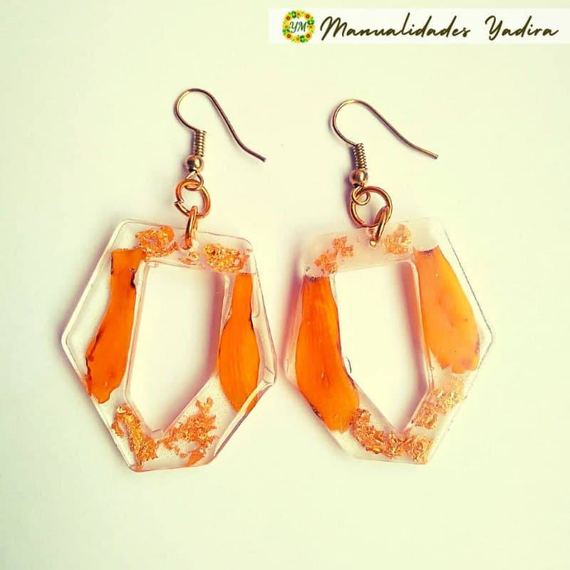 Aretes AR002: Resina artesanal con diseño vibrante.