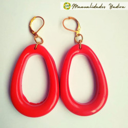 Aretes AR003: Elegancia artesanal en resina.