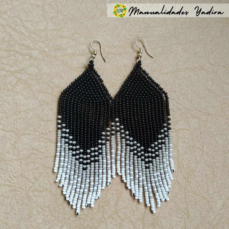 Aretes AM003: Diseño artesanal en mullo checo con elegancia atemporal.