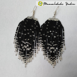 Aretes AM006: Elegancia artesanal en mullo checo con un diseño original.