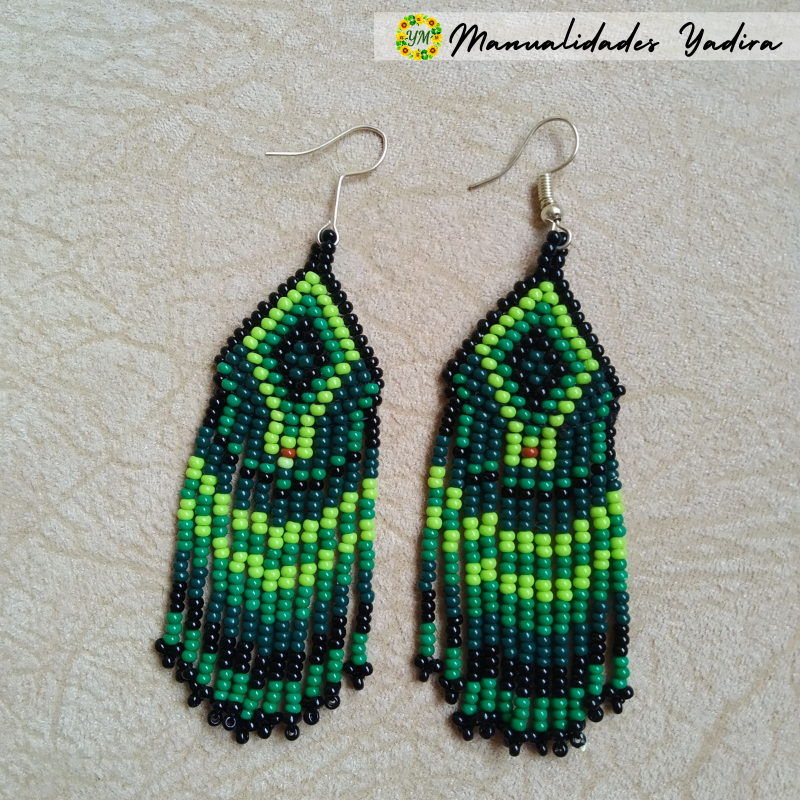 Aretes AM011: Diseño artesanal en mullo checo con un toque artístico.