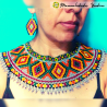 Brilla con estilo: Modelo luciendo el Maxi Collar MC006.