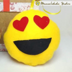 Mini almohada de emoji enamorado, suave y adorable.