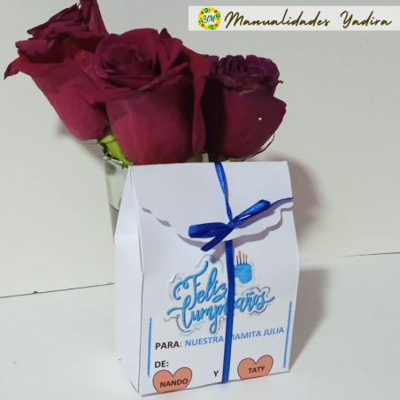 Conjunto de manillas, aretes y rosas en elegante caja festiva