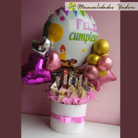 Elegancia festiva: Arreglo de globos con dulces y chocolates.