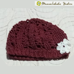 Gorro tejido artesanal para bebé, suave y delicado.