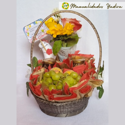 Arreglo "Fruit and Flowers" con frutas frescas, frutos secos y flores elegantes.