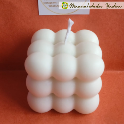 Vela aromática en forma de cubo burbuja: estilo y fragancia.